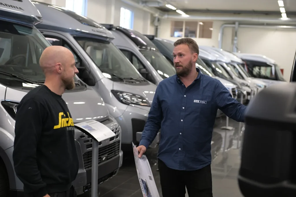 Rådgivning i verkstadsmiljö med husbilar hos BW Fritid