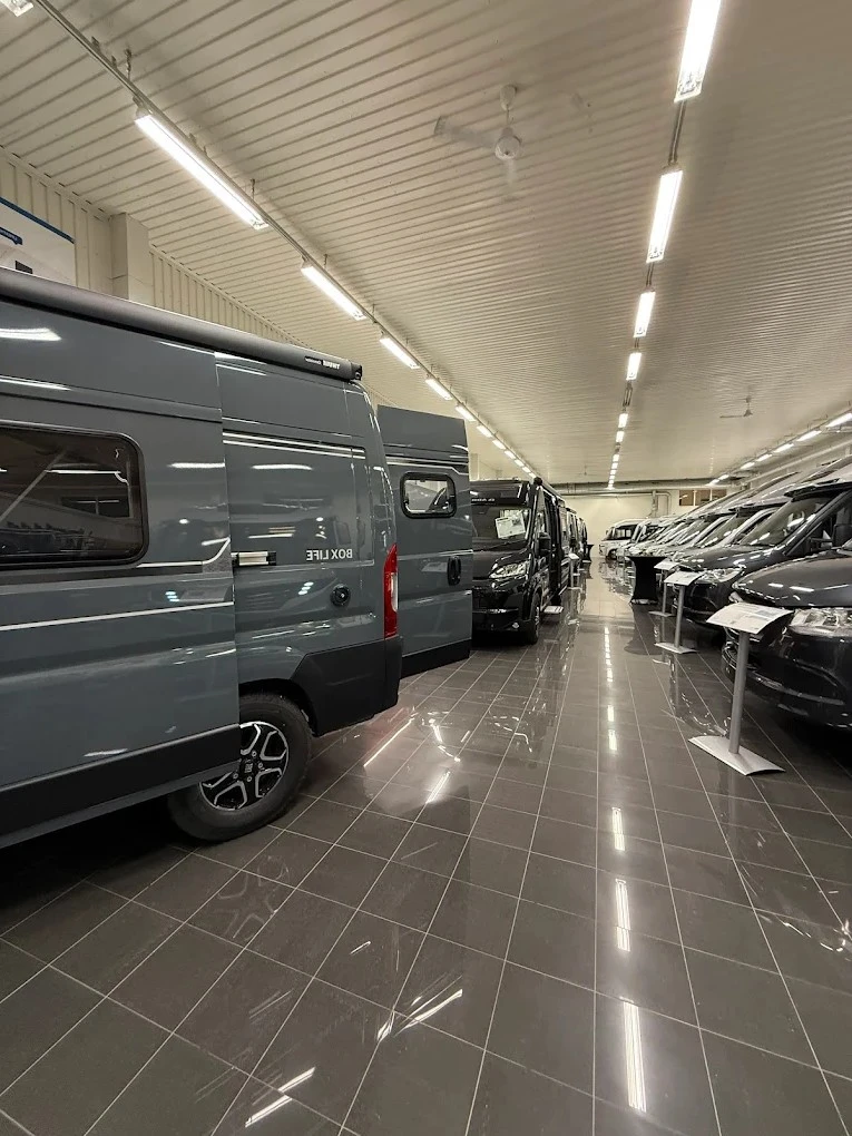 BW Fritid showroom i Umeå med uppställda fritidsfordon