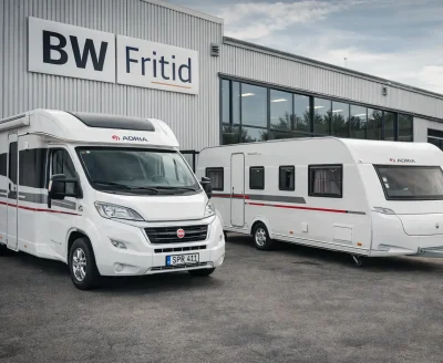Adria husbil och husvagn parkerade utanför BW Fritid