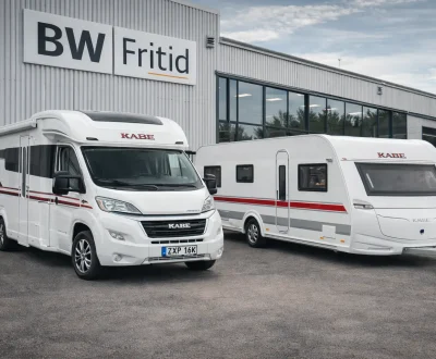 KABE husbil och husvagn parkerade utanför BW Fritid