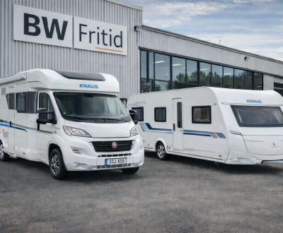 Knaus husbil och husvagn parkerade utanför BW Fritid
