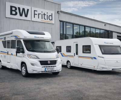 Sun Living husbil och husvagn parkerade utanför BW Fritid
