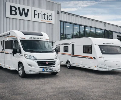 Weinsberg husbil och husvagn parkerade utanför BW Fritid